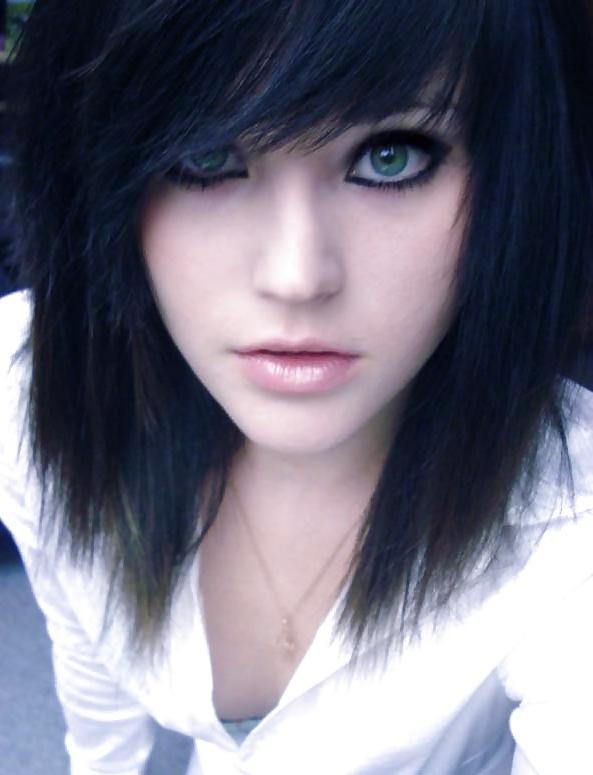 25P Moshe Loves Emo Girls With Beautiful Eyes
