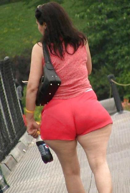 25P Candid Mom Big Butt - Street Voyeur  Booty 