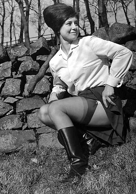 25P English ladies fun posing 1960s