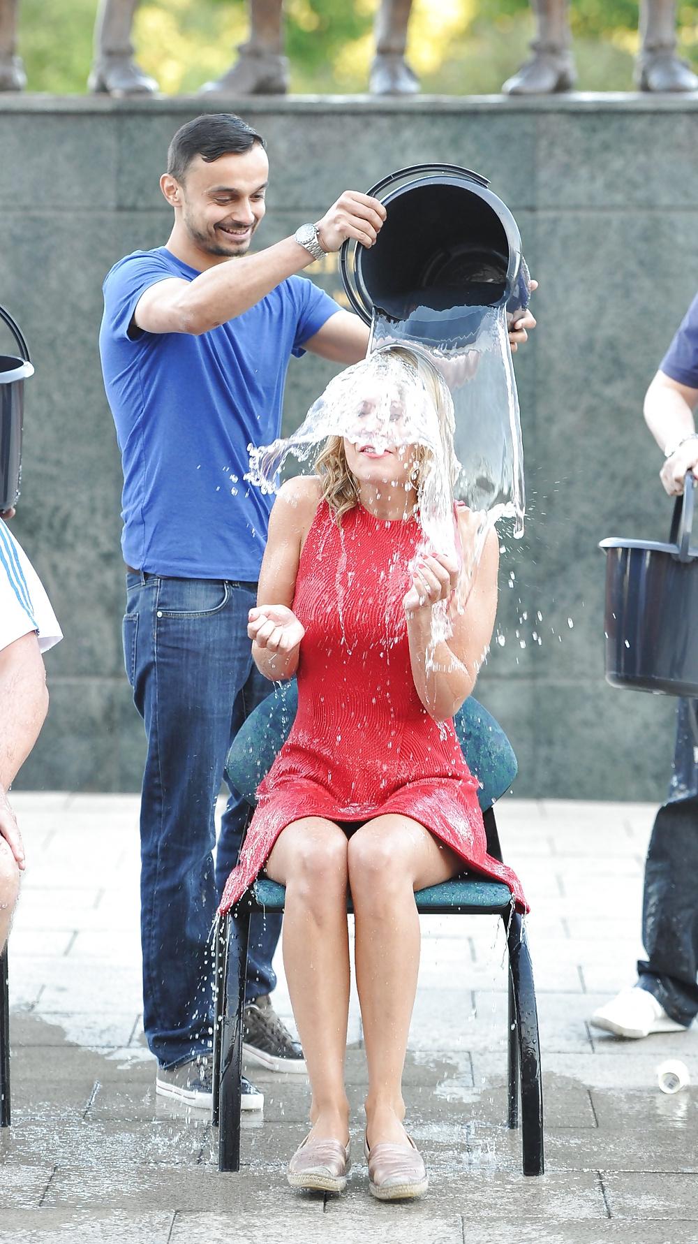 25P RACHEL RILEY VS HOLLY WILLOUGHBY WANK FEST