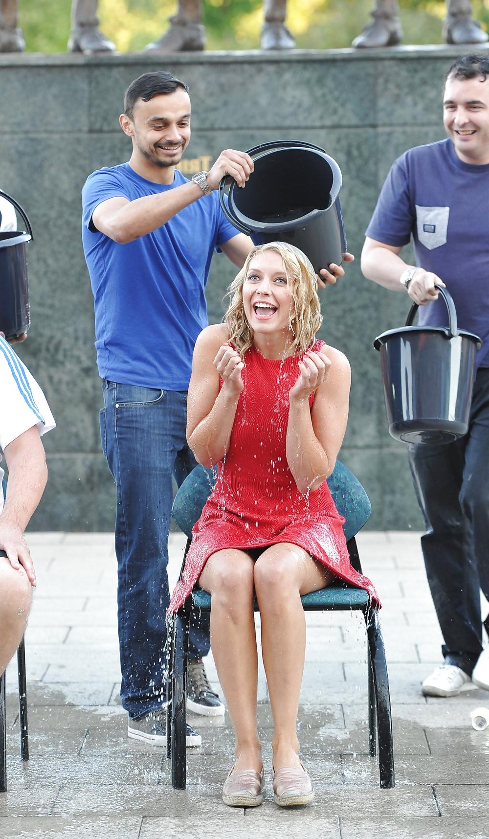 25P RACHEL RILEY VS HOLLY WILLOUGHBY WANK FEST