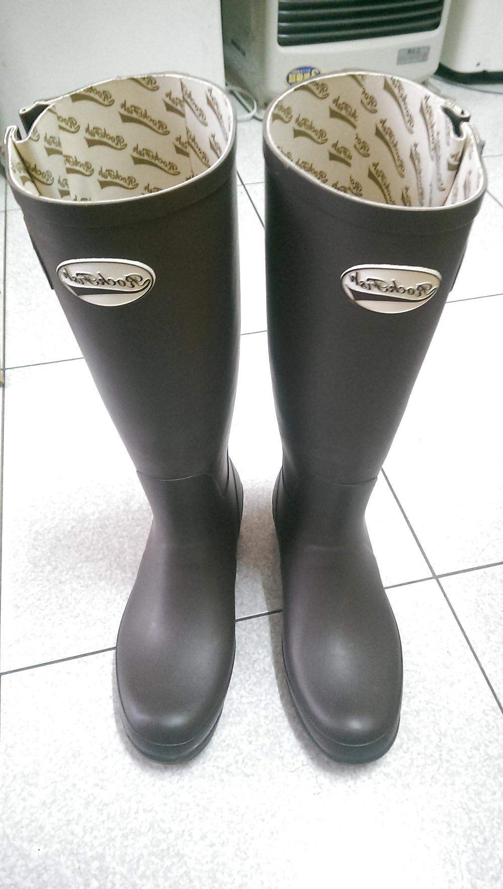 4P Borrowed wellies boots from freiend