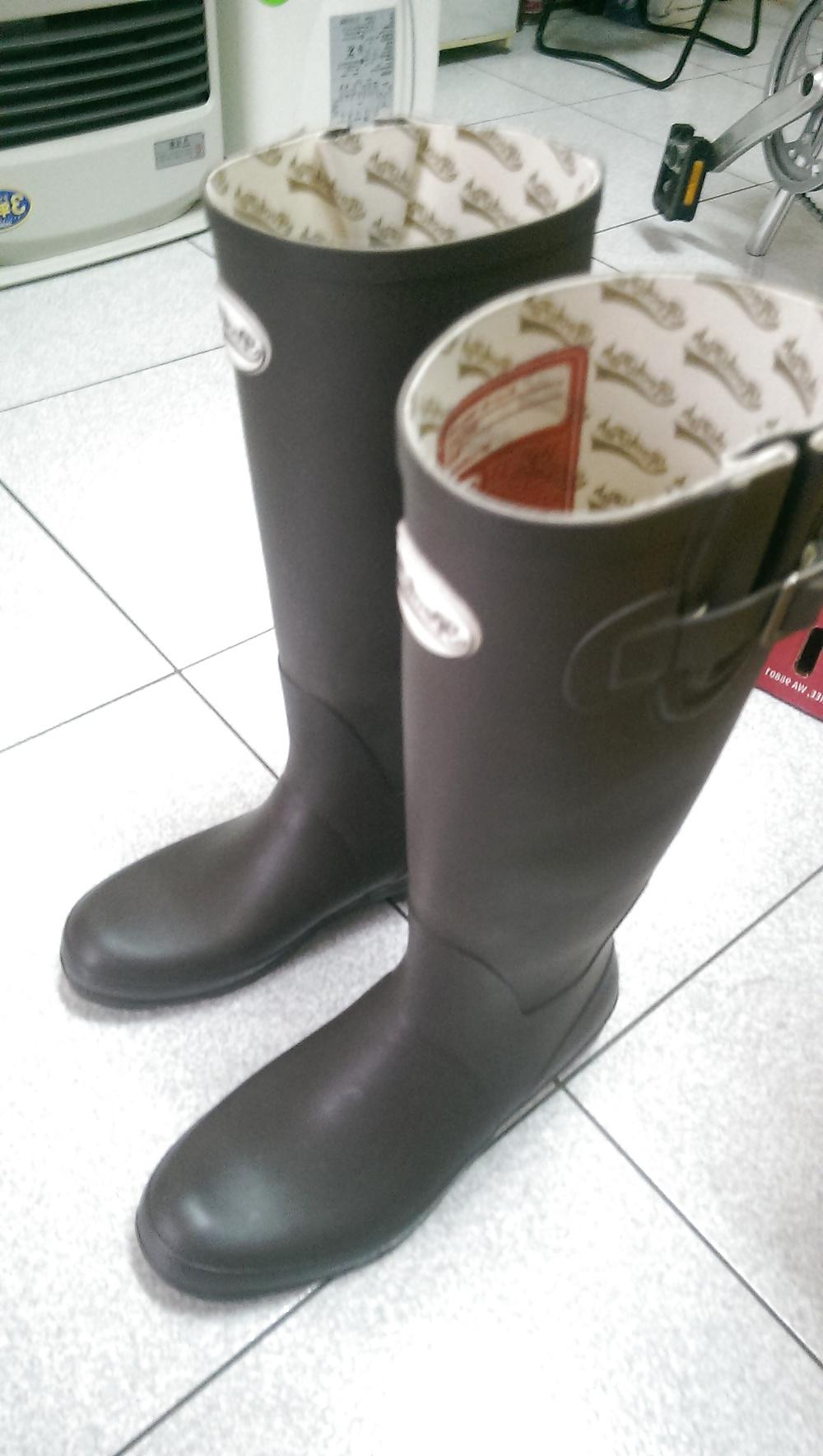 4P Borrowed wellies boots from freiend
