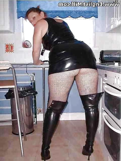22P Big booty leather skirts
