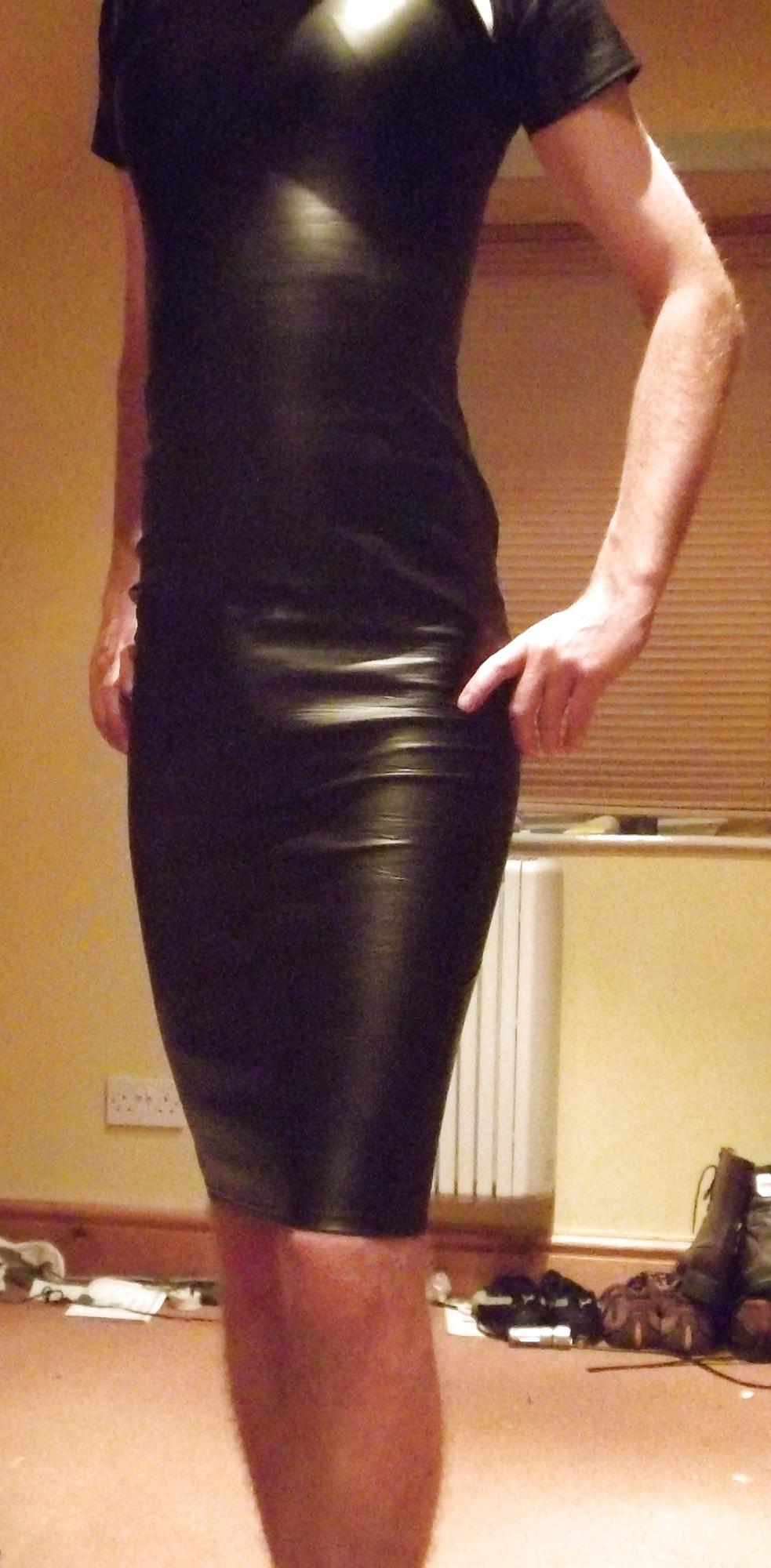 8P Crossdressing in wetlook bodycon dress