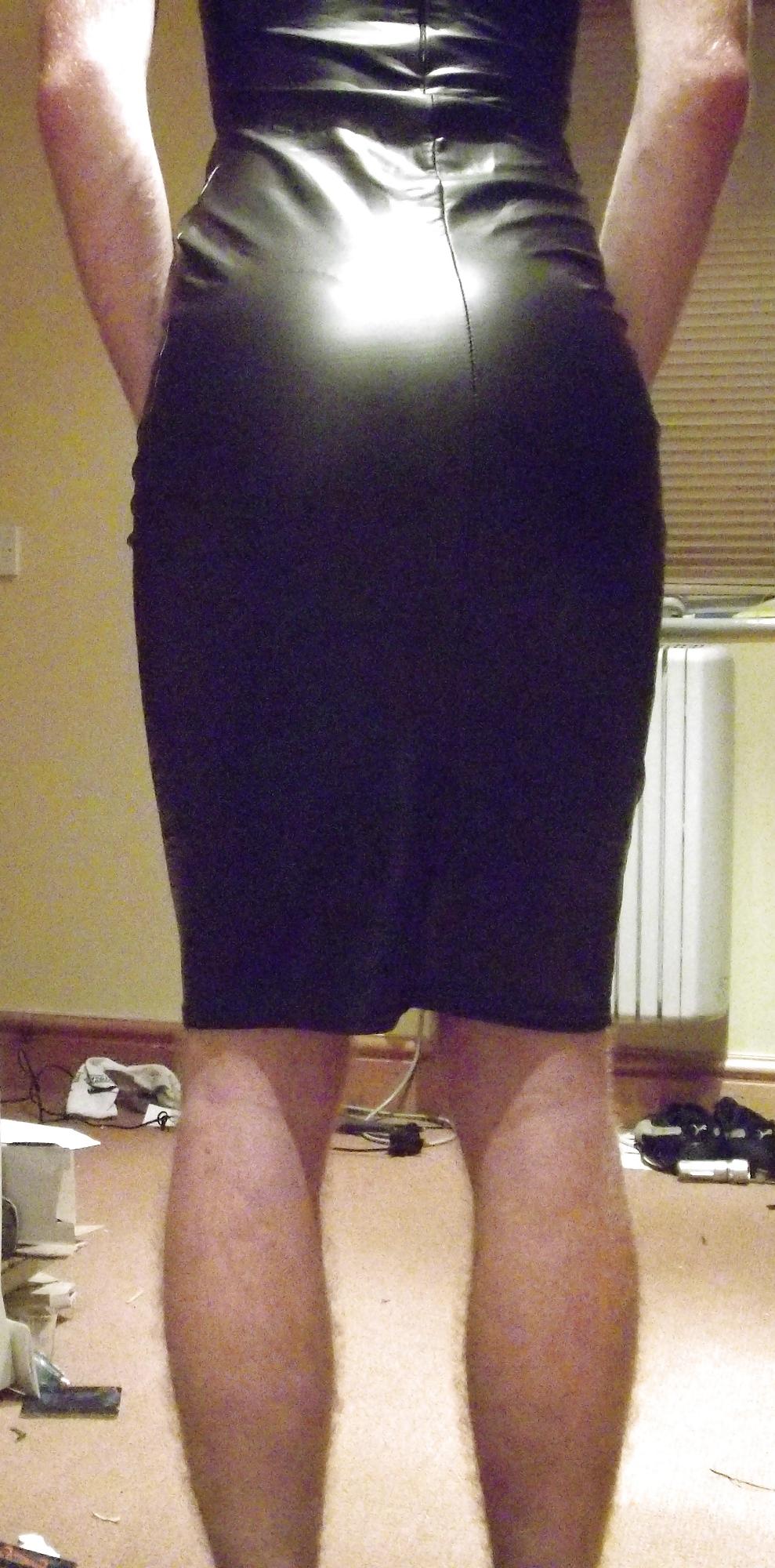 8P Crossdressing in wetlook bodycon dress