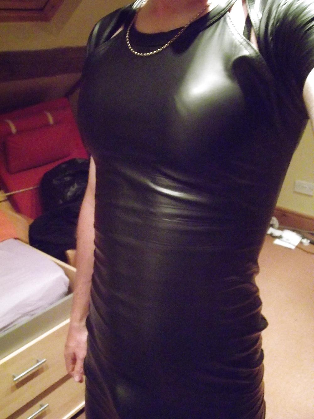 8P Crossdressing in wetlook bodycon dress