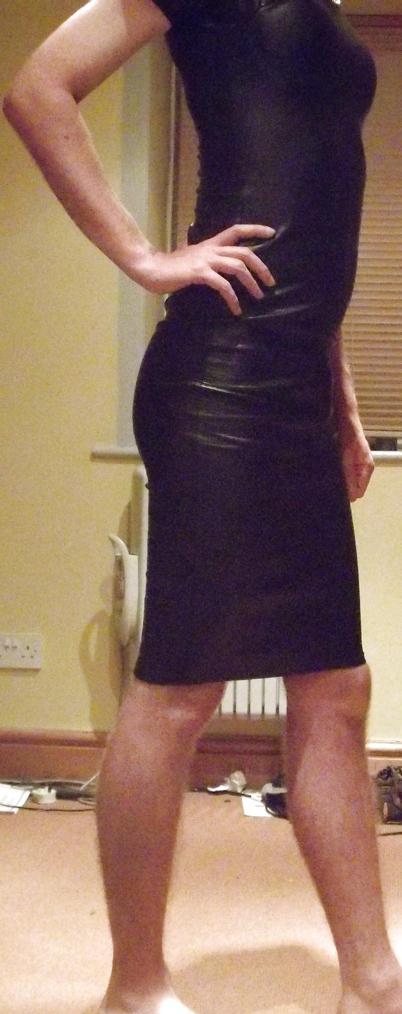 8P Crossdressing in wetlook bodycon dress