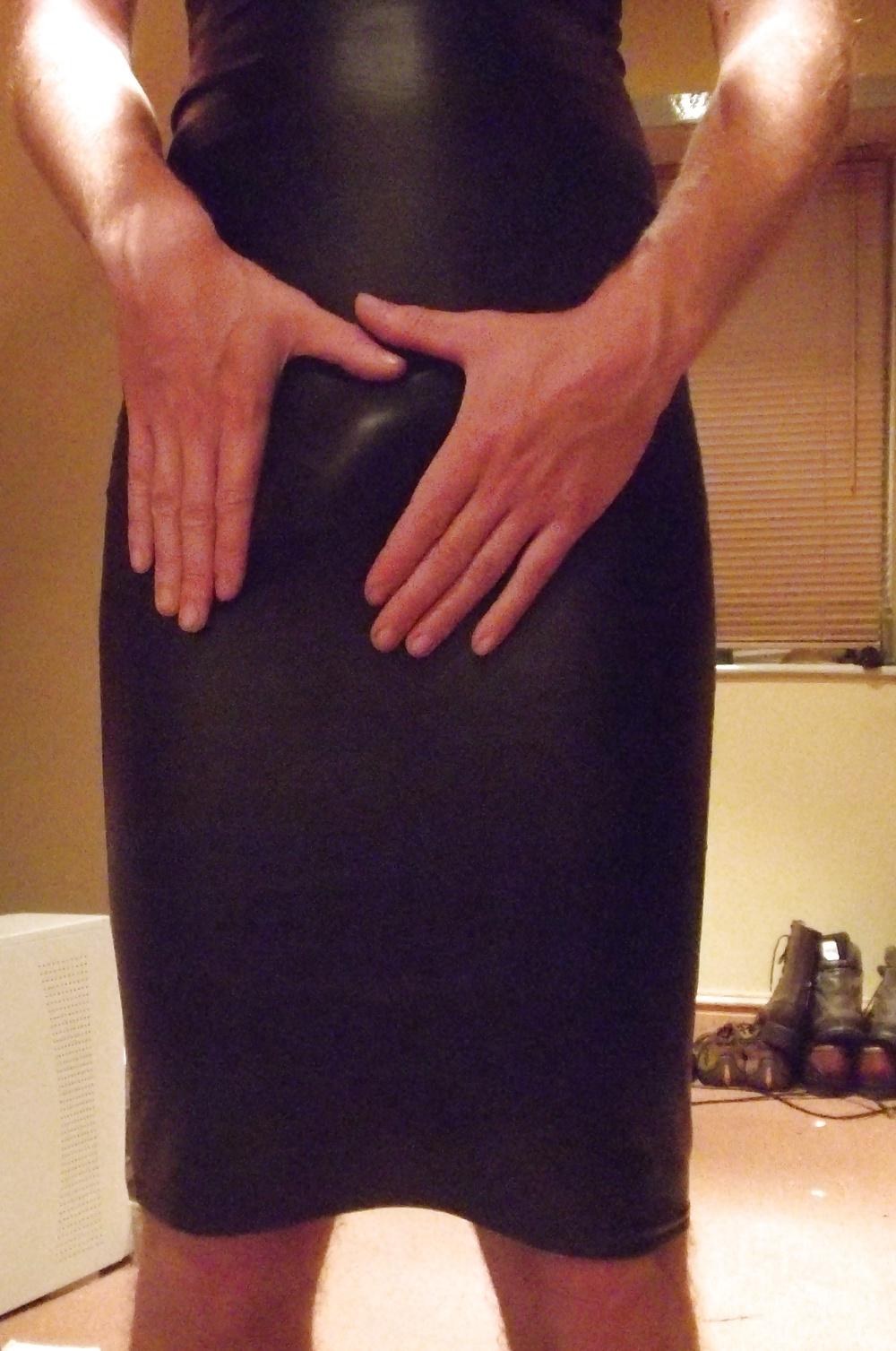 8P Crossdressing in wetlook bodycon dress