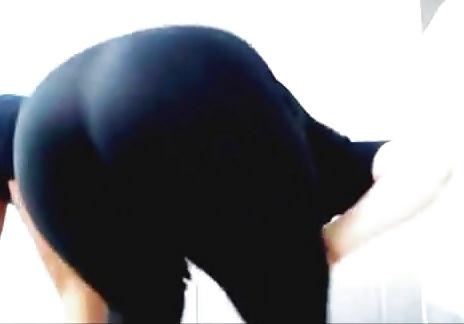 25P Booty in yoga pants 4