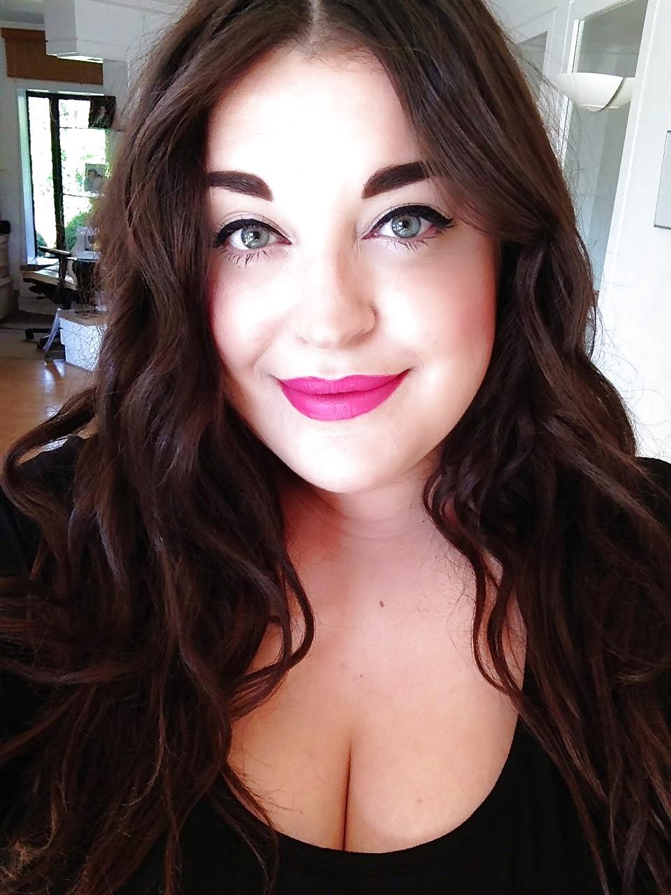 20P Self shot - English Blogger - Beautiful Curvy