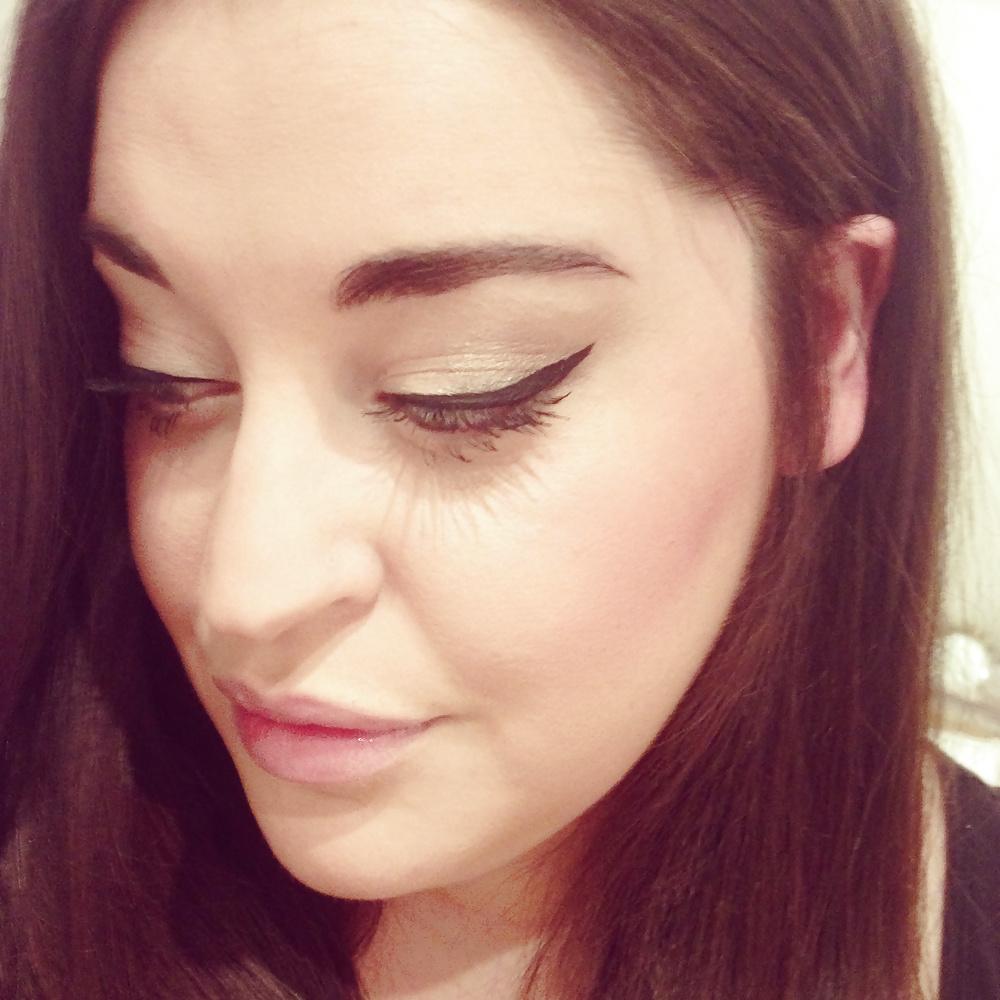 20P Self shot - English Blogger - Beautiful Curvy