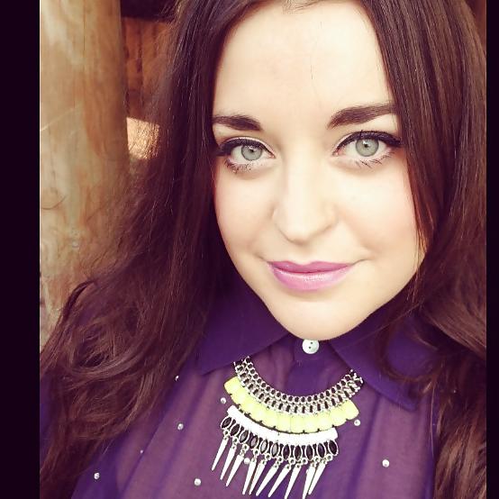 20P Self shot - English Blogger - Beautiful Curvy
