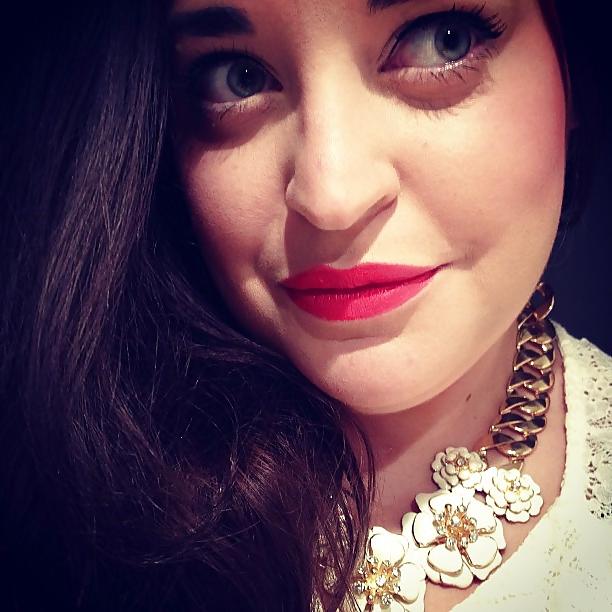 20P Self shot - English Blogger - Beautiful Curvy