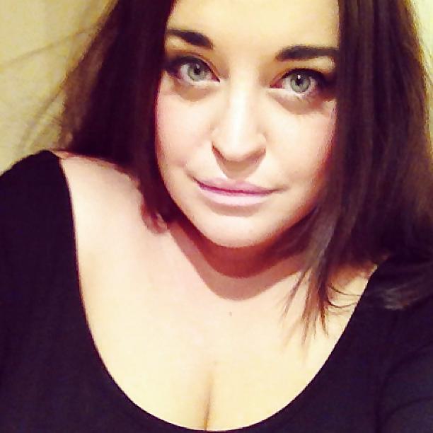 20P Self shot - English Blogger - Beautiful Curvy