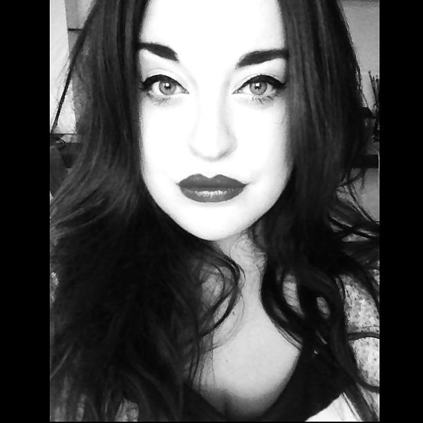 20P Self shot - English Blogger - Beautiful Curvy
