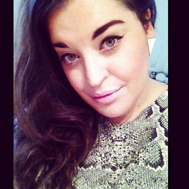 20P Self shot - English Blogger - Beautiful Curvy