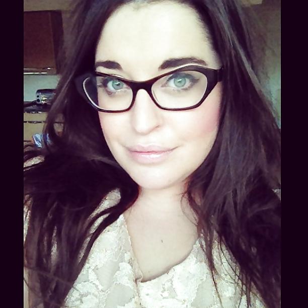20P Self shot - English Blogger - Beautiful Curvy