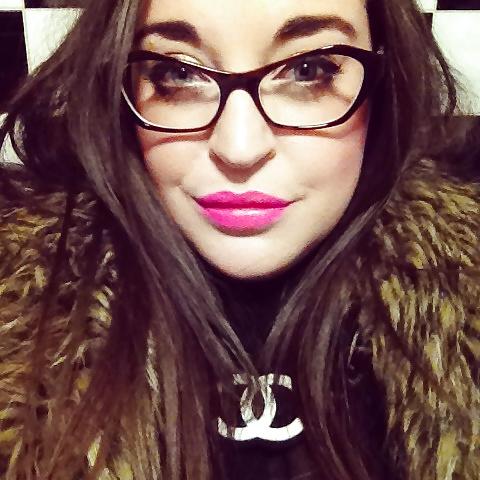20P Self shot - English Blogger - Beautiful Curvy