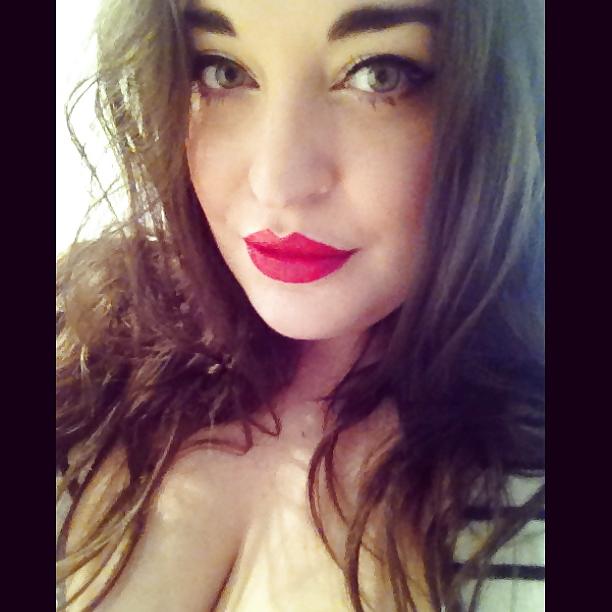 20P Self shot - English Blogger - Beautiful Curvy