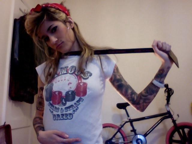 25P Even MORE tattooed chicks 2 - Punk - emo - BD71