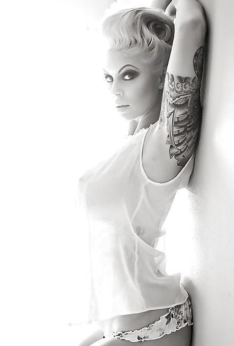 25P Even MORE tattooed chicks 2 - Punk - emo - BD71