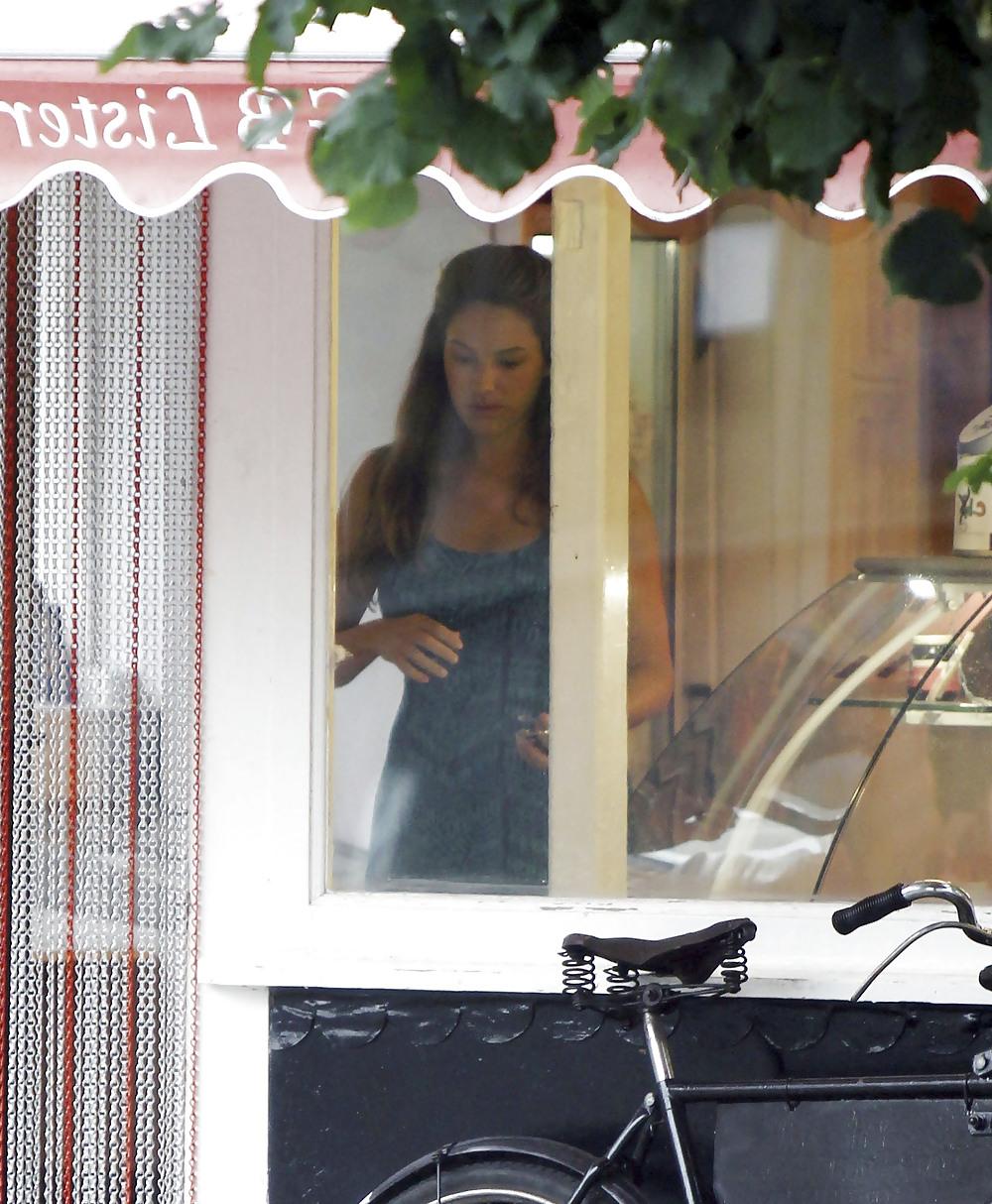 25P Kelly Brook shopping at a store in England