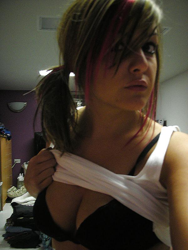 25P Very Hot Emo Chick 