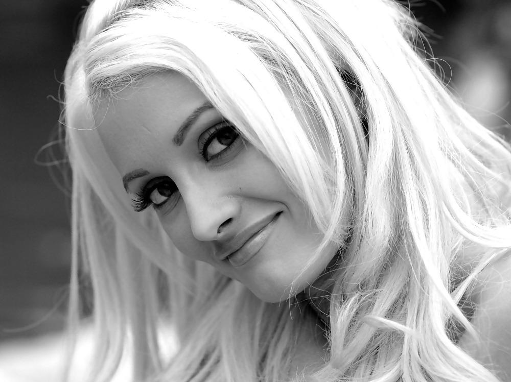 25P Holly Madison Ultimate Nude Collection
