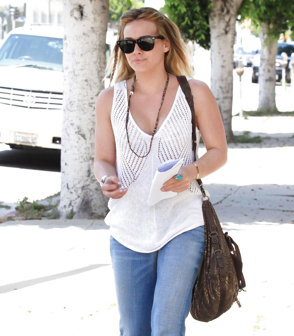 21P Hilary Duff trug während ihres Aufenthalts in West Hollywood Jeans