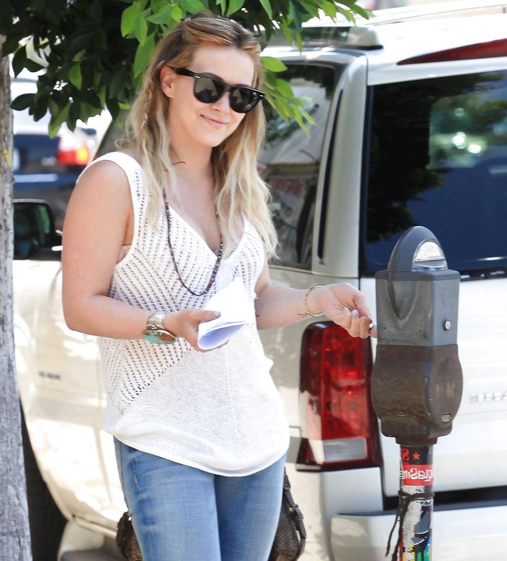 21P Hilary Duff trug während ihres Aufenthalts in West Hollywood Jeans
