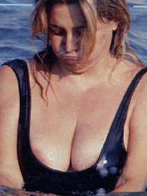 25P Celebrities Boobs #rec P4USINI HUNZ1GER SC4RL3T