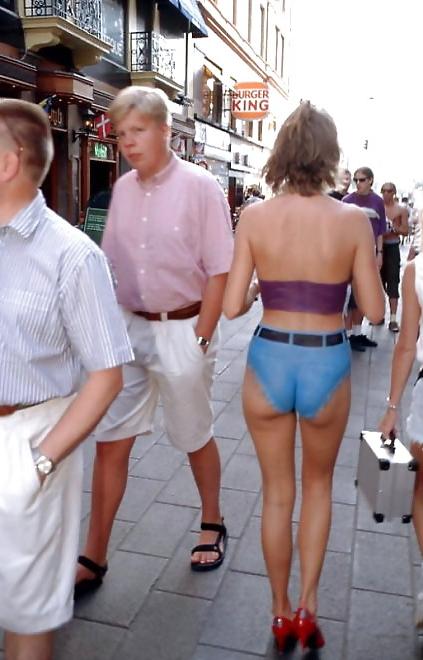 16P Babe bodypaint in the street by Sail