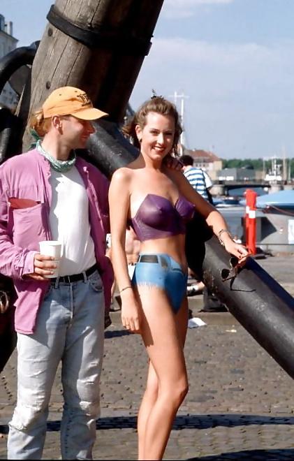 16P Babe bodypaint in the street by Sail