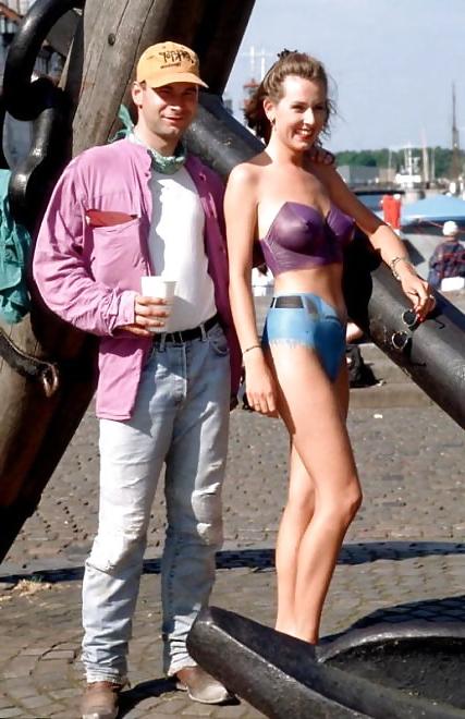 16P Babe bodypaint in the street by Sail