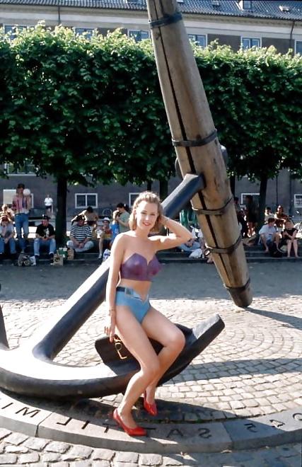 16P Babe bodypaint in the street by Sail