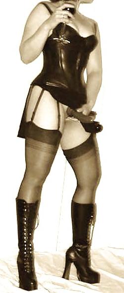 25P Housewives Wearing Strap-on's 1