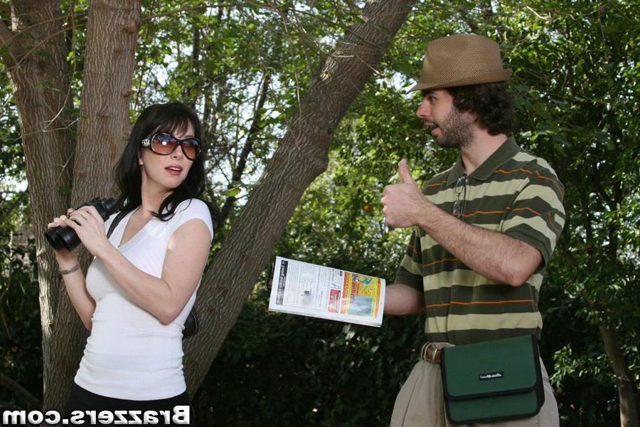 16P Die sexy MILF mit den großen Titten RayVeness lutscht in Wirklichkeit einen riesigen Schwanz