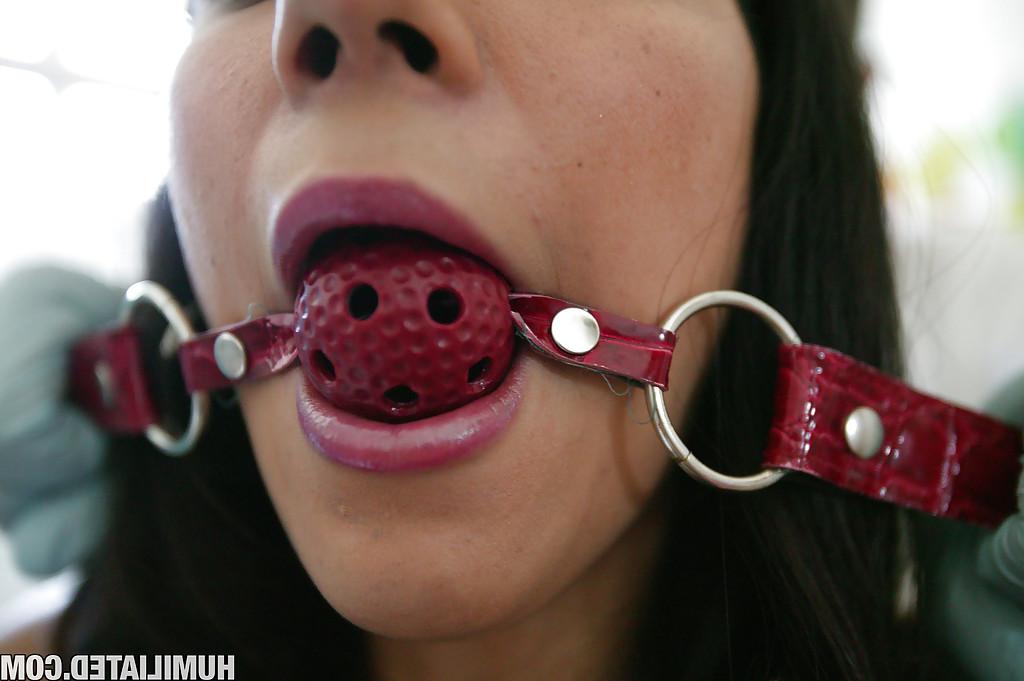 16P Blindfolded teen babe Tia Cyrus gives a blowjob and has hardcore sex