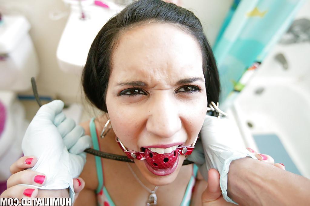 16P Blindfolded teen babe Tia Cyrus gives a blowjob and has hardcore sex