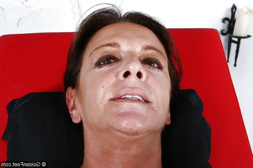 16P Older Euro woman Lady Sarah squirting for fetish photos while ball gagged