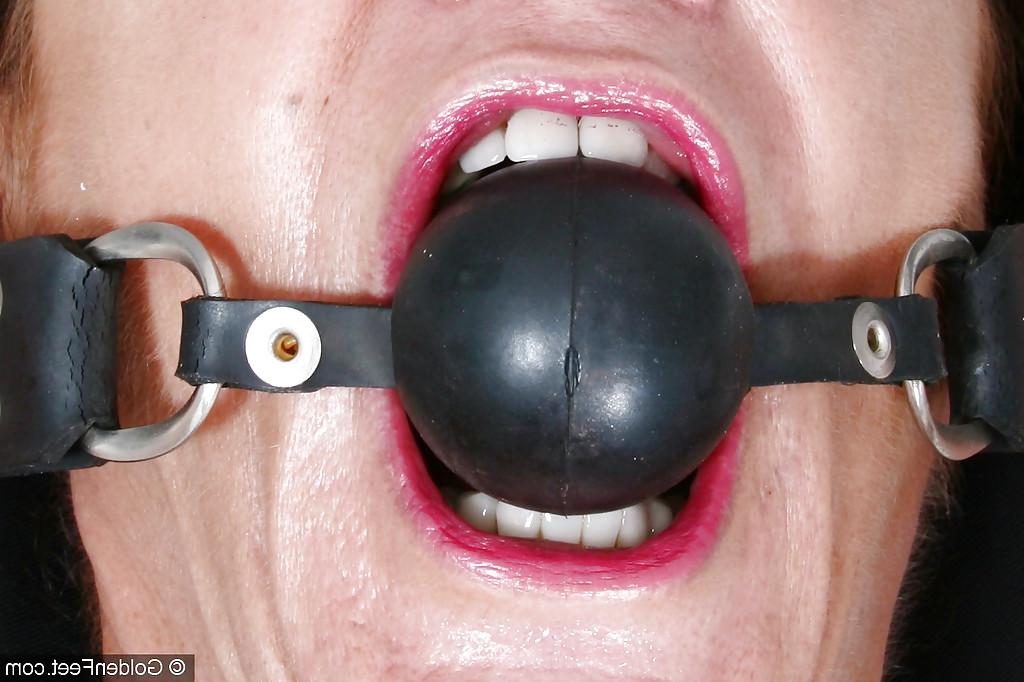 16P Older Euro woman Lady Sarah squirting for fetish photos while ball gagged