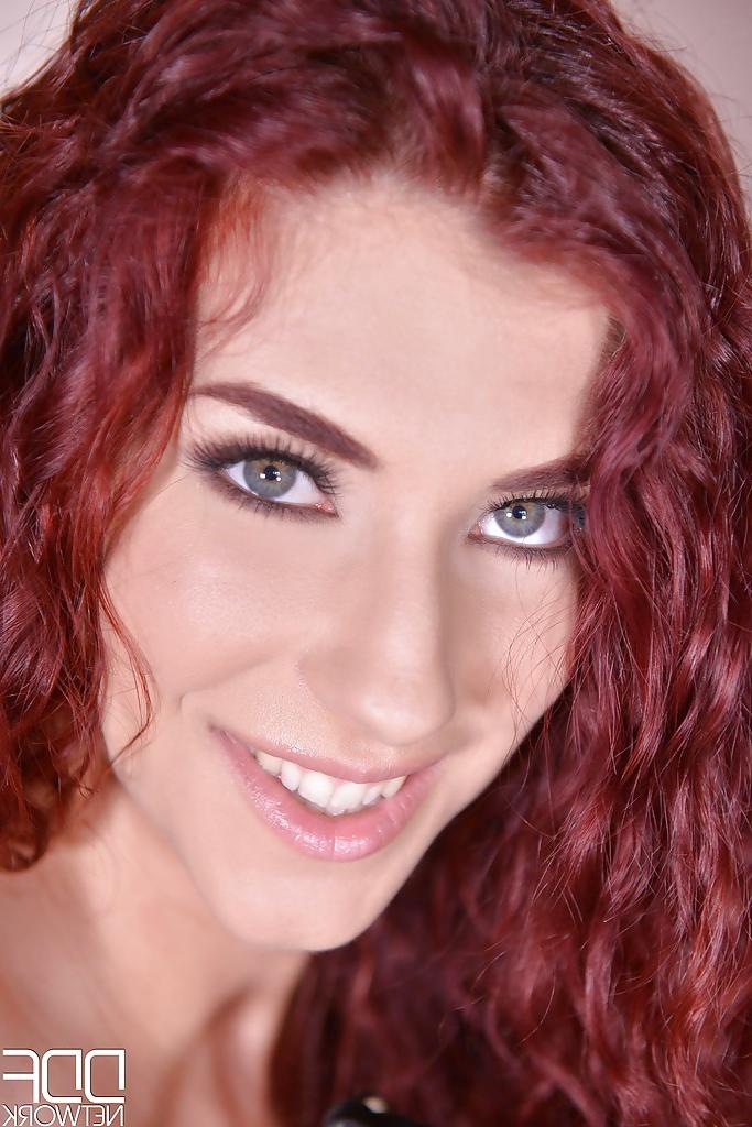 16P Amazing nude porn with a gorgeous readhead in love with solo Shona River
