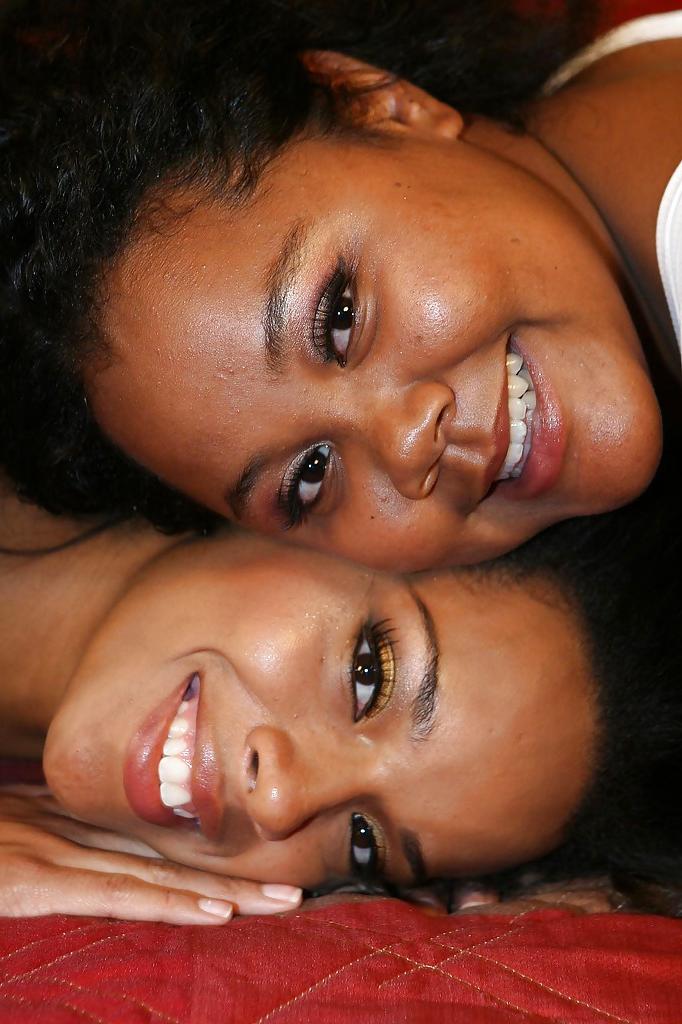 16P Ebony chicks give a sandwich blowjob with ball licking and share a cumshot