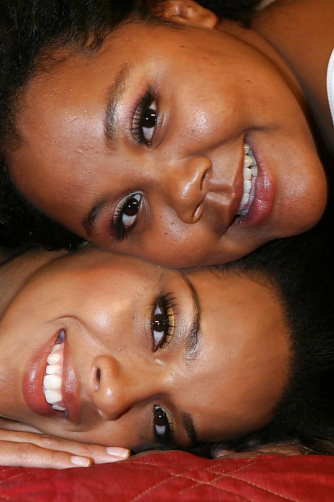 16P Ebony chicks give a sandwich blowjob with ball licking and share a cumshot
