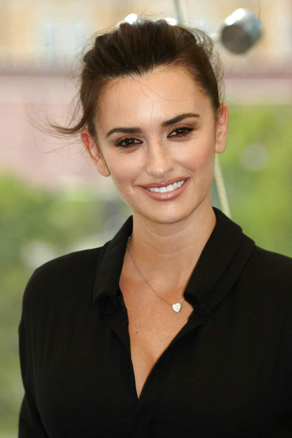 25P Penelope Cruz POTC On Stranger Tide Photocall in Moscow
