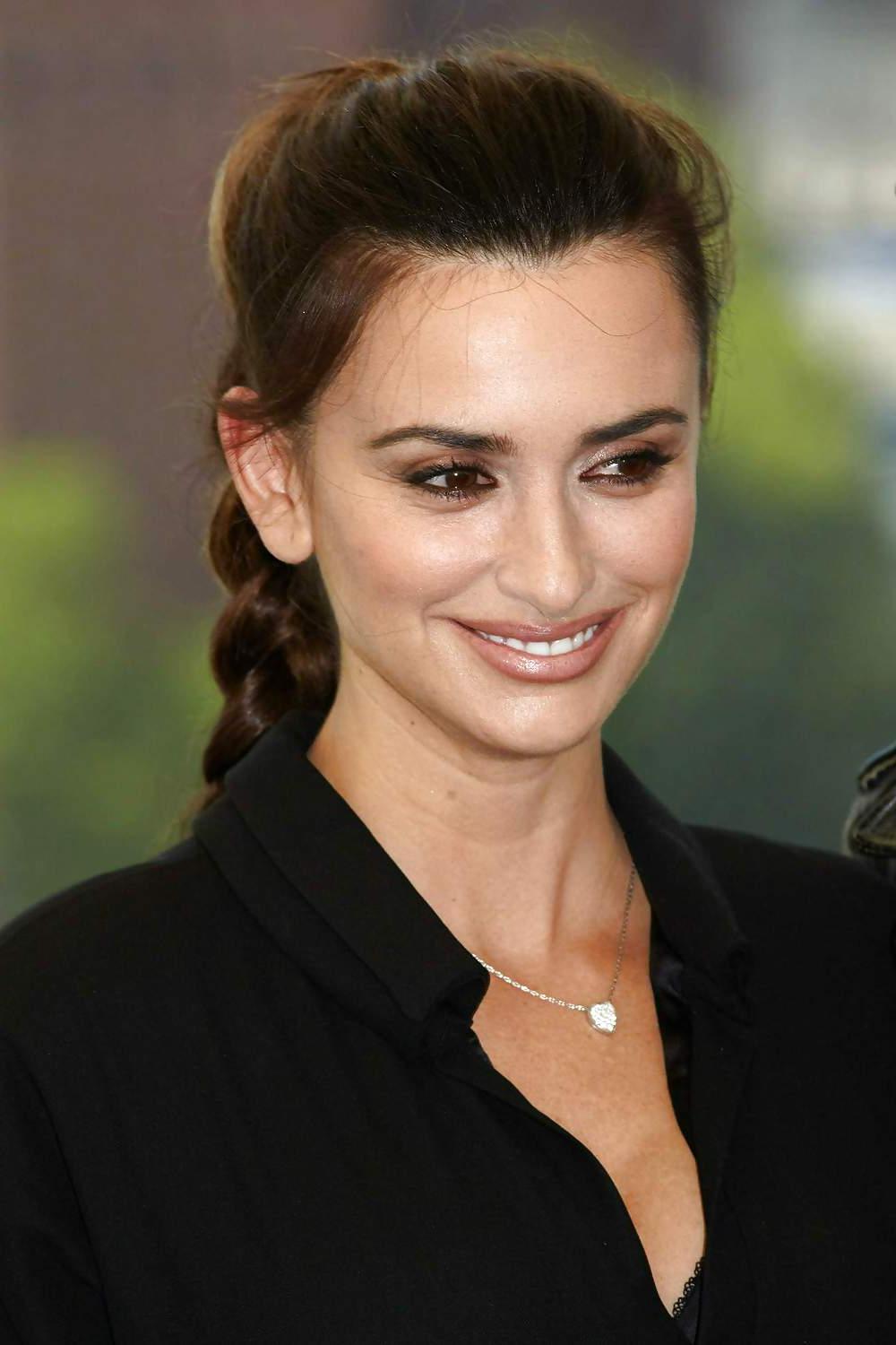 25P Penelope Cruz POTC On Stranger Tide Photocall in Moscow