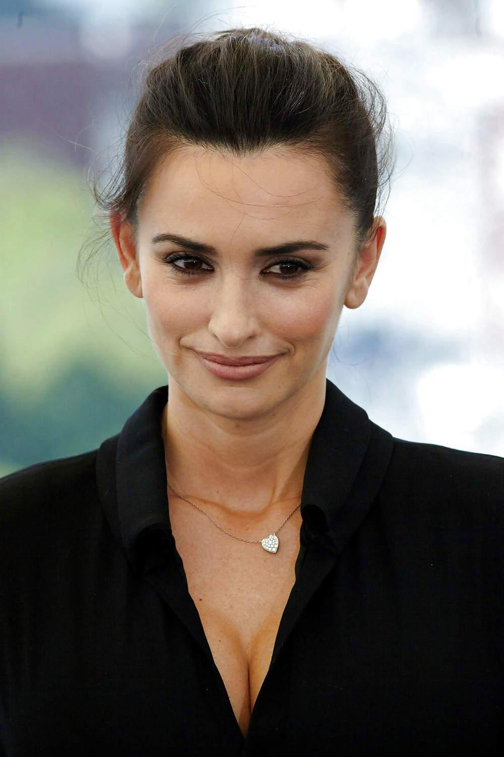 25P Penelope Cruz POTC On Stranger Tide Photocall in Moscow