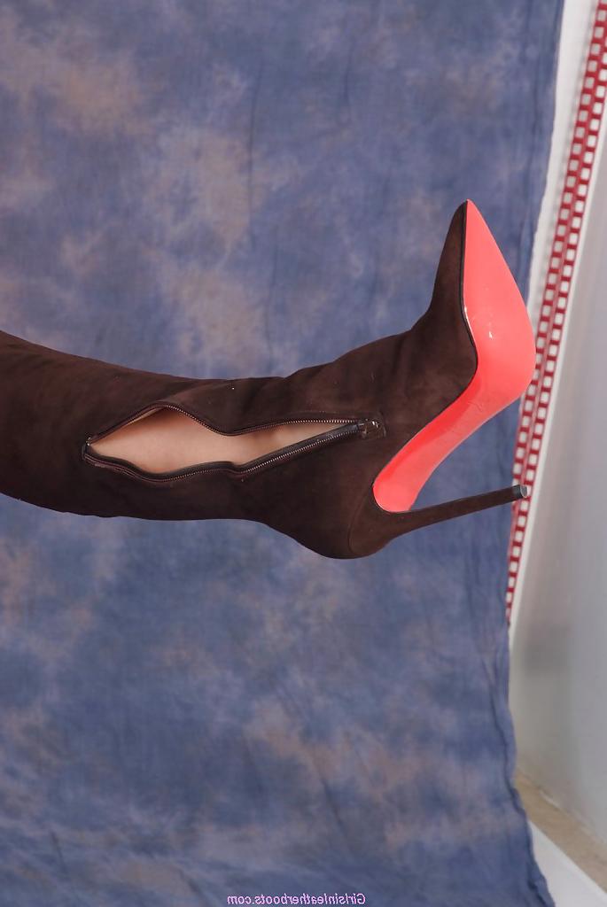 15P Busty blonde Lucy Zara removing long suede boots and exposing pussy