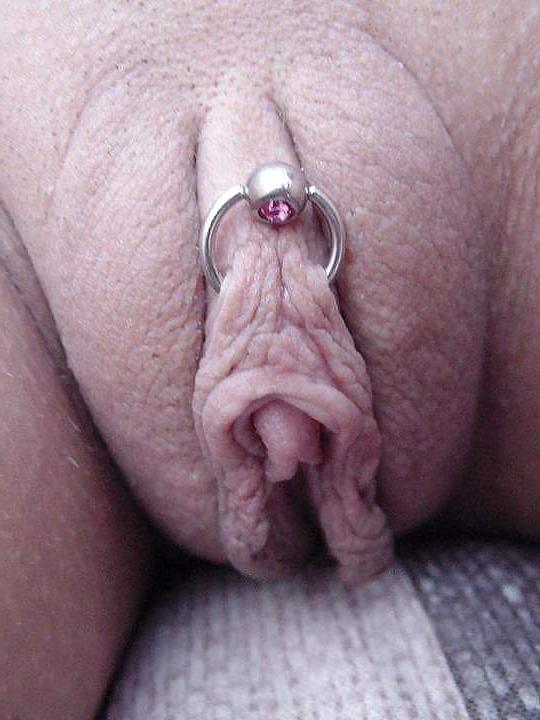 18P PIERCED PUSSY !!